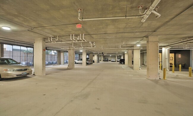 Building Photo - Top-Floor 1-Bedroom Condo in the Heart of Upper Kirby!