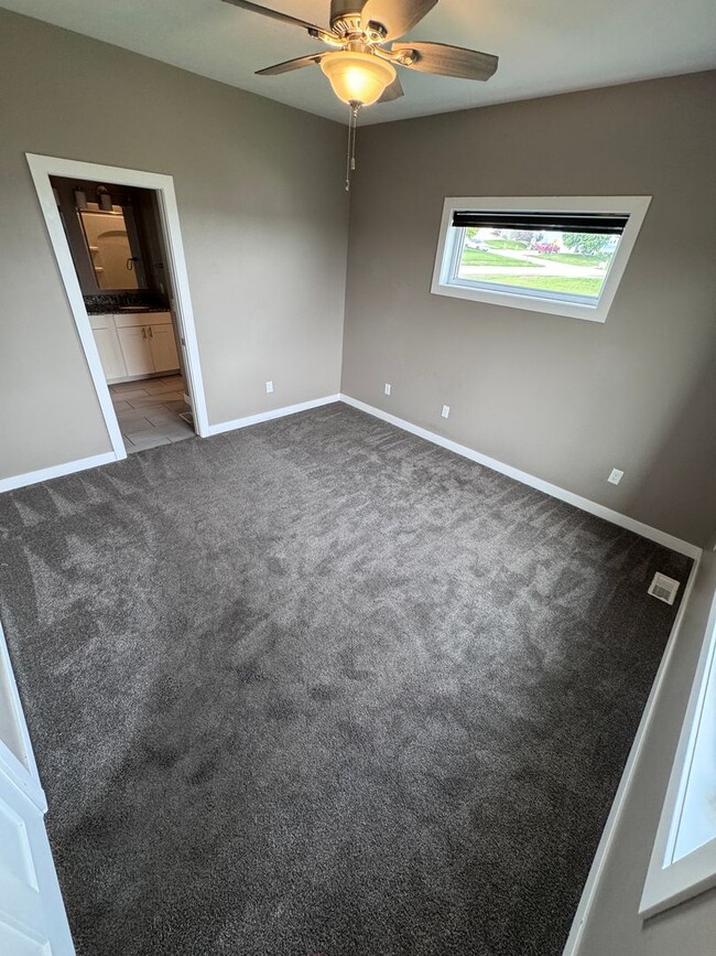 Building Photo - $2800 - 4 Bed 3 Bath Home in Westside Siou...