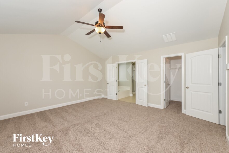 Building Photo - 6275 Cove Creek Dr