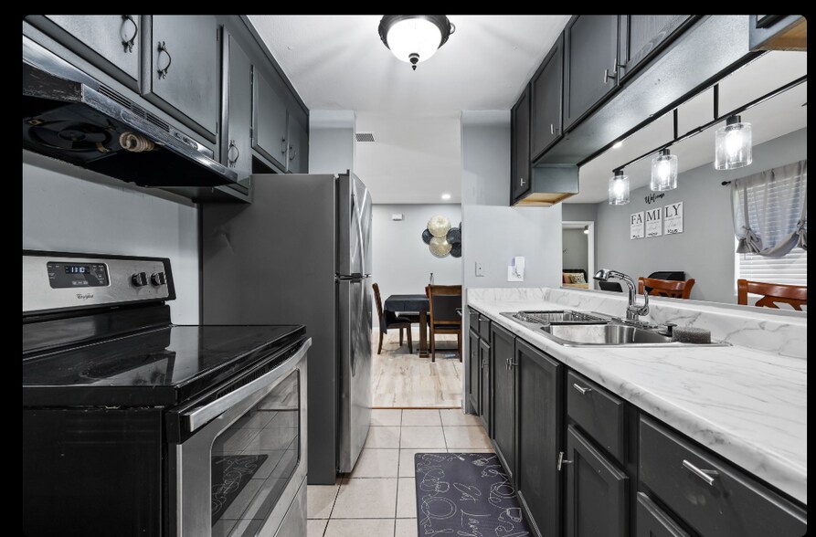 Building Photo - 325 Falcon Dr