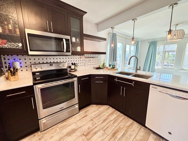 Building Photo - Stunning Virginia Beach Condo with Waterfr...