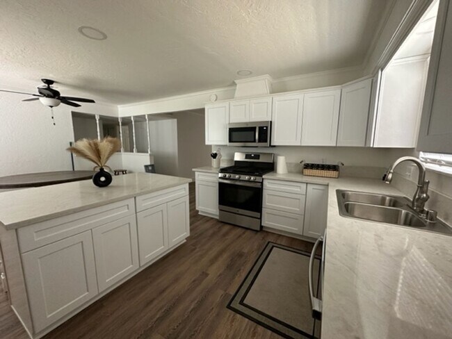 Building Photo - Nicely remodeled!