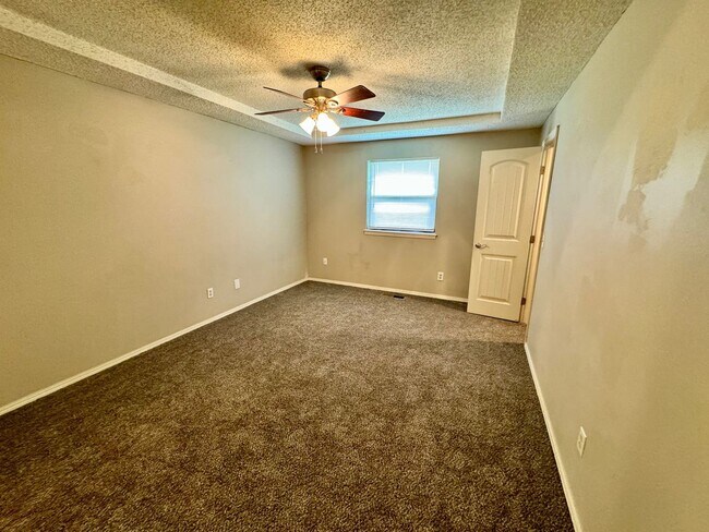 Building Photo - 3 bed 2 bath house with garage