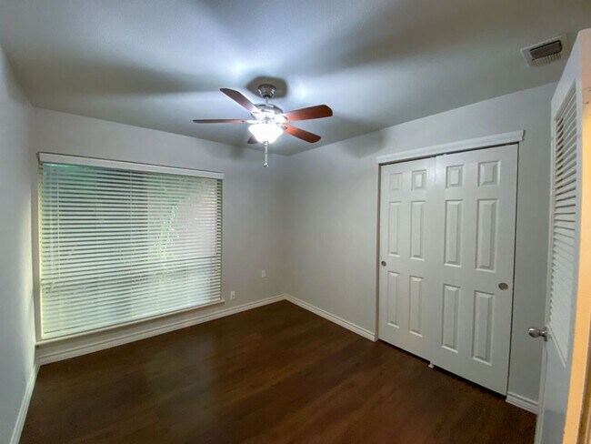 Building Photo - Adorable house on Large LOT 3 Bedroom 2 ba...