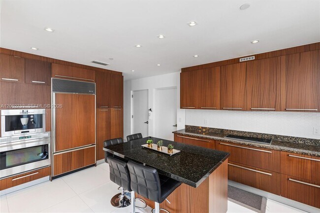 Building Photo - 15811 Collins Ave