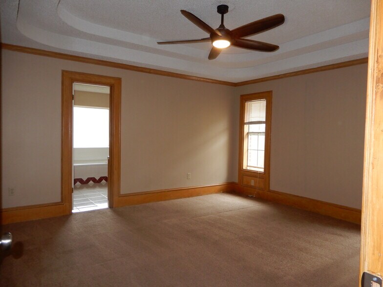 Building Photo - 512 E Yarrow Ave