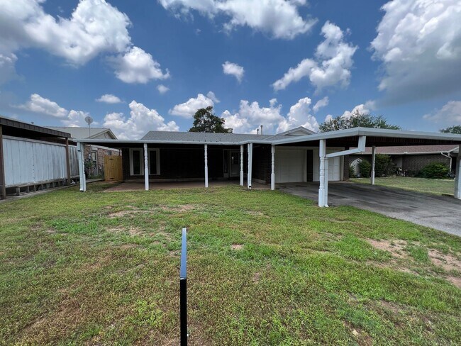 Building Photo - 3 Bedroom/2 Bathroom Home with Covered Pat...