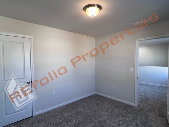 Building Photo - Beautiful 5 Bedroom 3 Bath 2-Car Garage Ho...