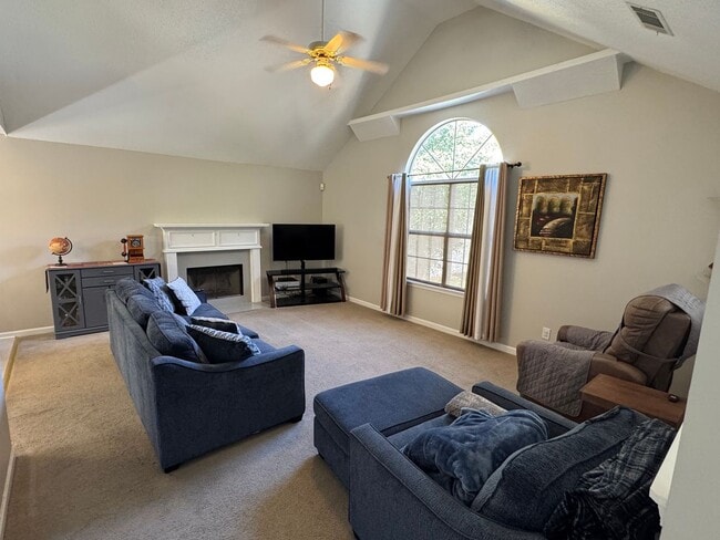 Building Photo - Beautiful 3 Bedroom 2 Bath Home Close to I...