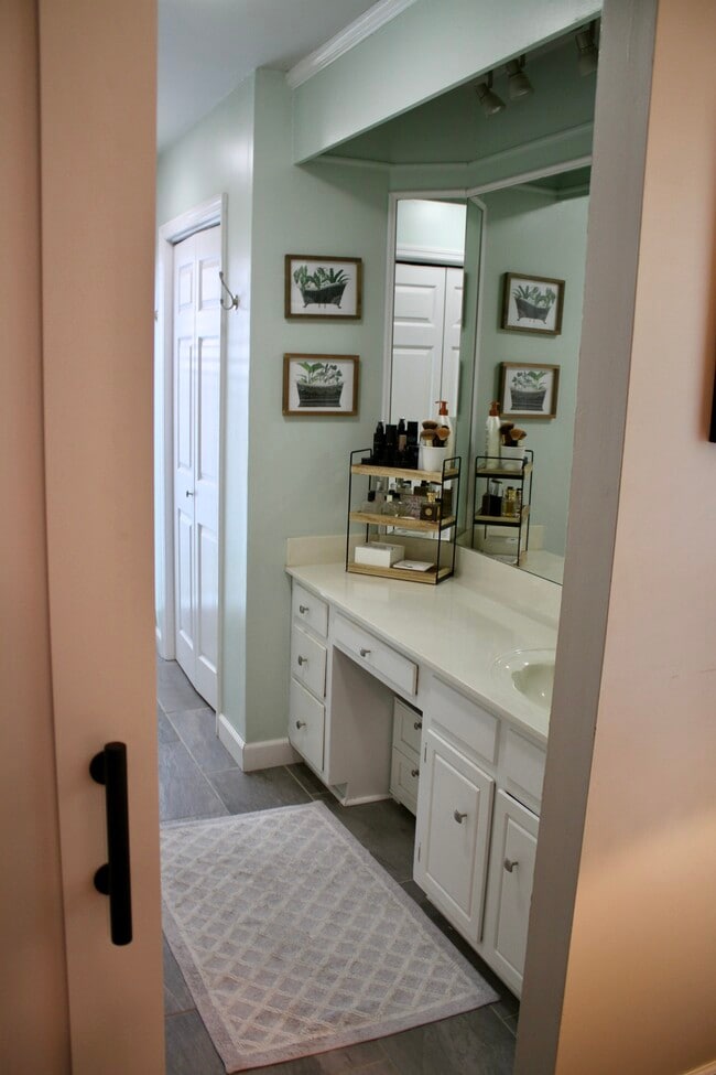 Building Photo - 5064 English Village Dr