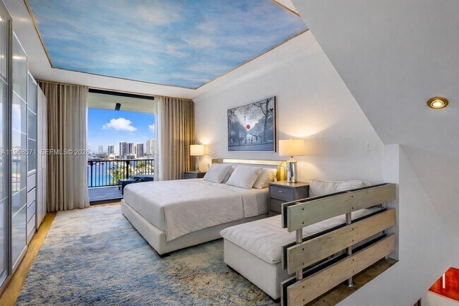 Building Photo - 1000 Venetian Way