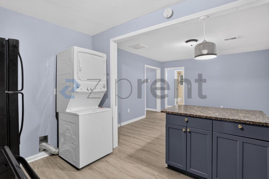 Building Photo - Unit B