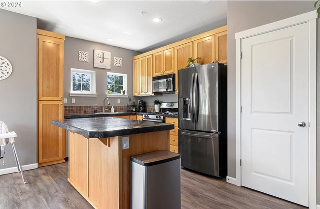 Building Photo - Welcome to this charming 2-bedroom, 2.5-bathroom home located in the desirable area of Sherwood W...