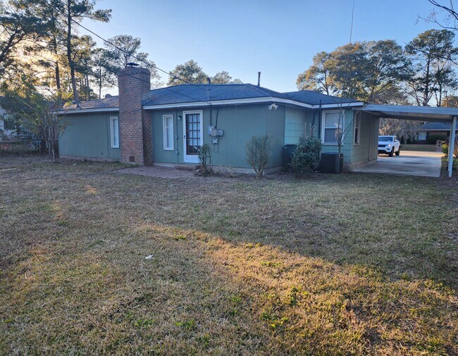 Building Photo - **Available Now** Spacious 3 Bedroom 2 Bath in Savannah!