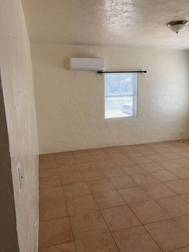 Building Photo - 204 W Kelso St