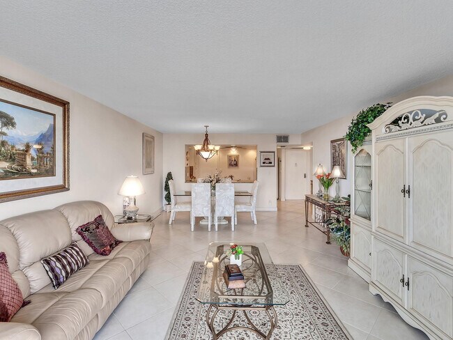 Building Photo - 1150 Hillsboro Mile