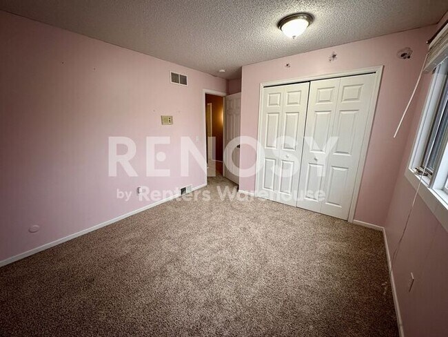 Building Photo - 5 Bedroom 3 Bathroom Single Family Home in Burnsville