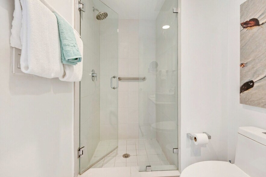 Building Photo - 2602 E Hallandale Beach Blvd