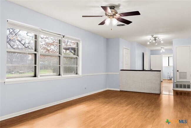 Building Photo - 204 Oak St