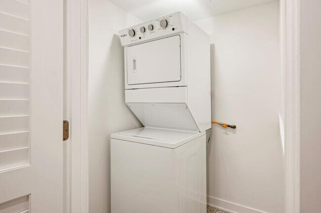 Building Photo - 2 bedroom in Chicago IL 60657