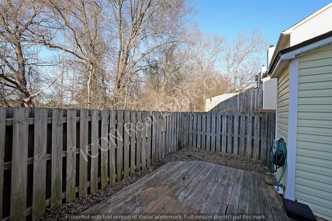 Building Photo - 2/2.5 End unit town home close to dining and shopping