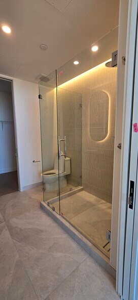 Primary Bath - 610 Davis St