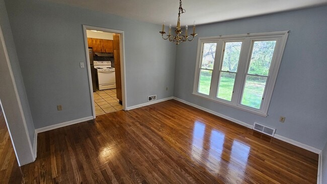 Building Photo - 4 Bedroom Single Family Home