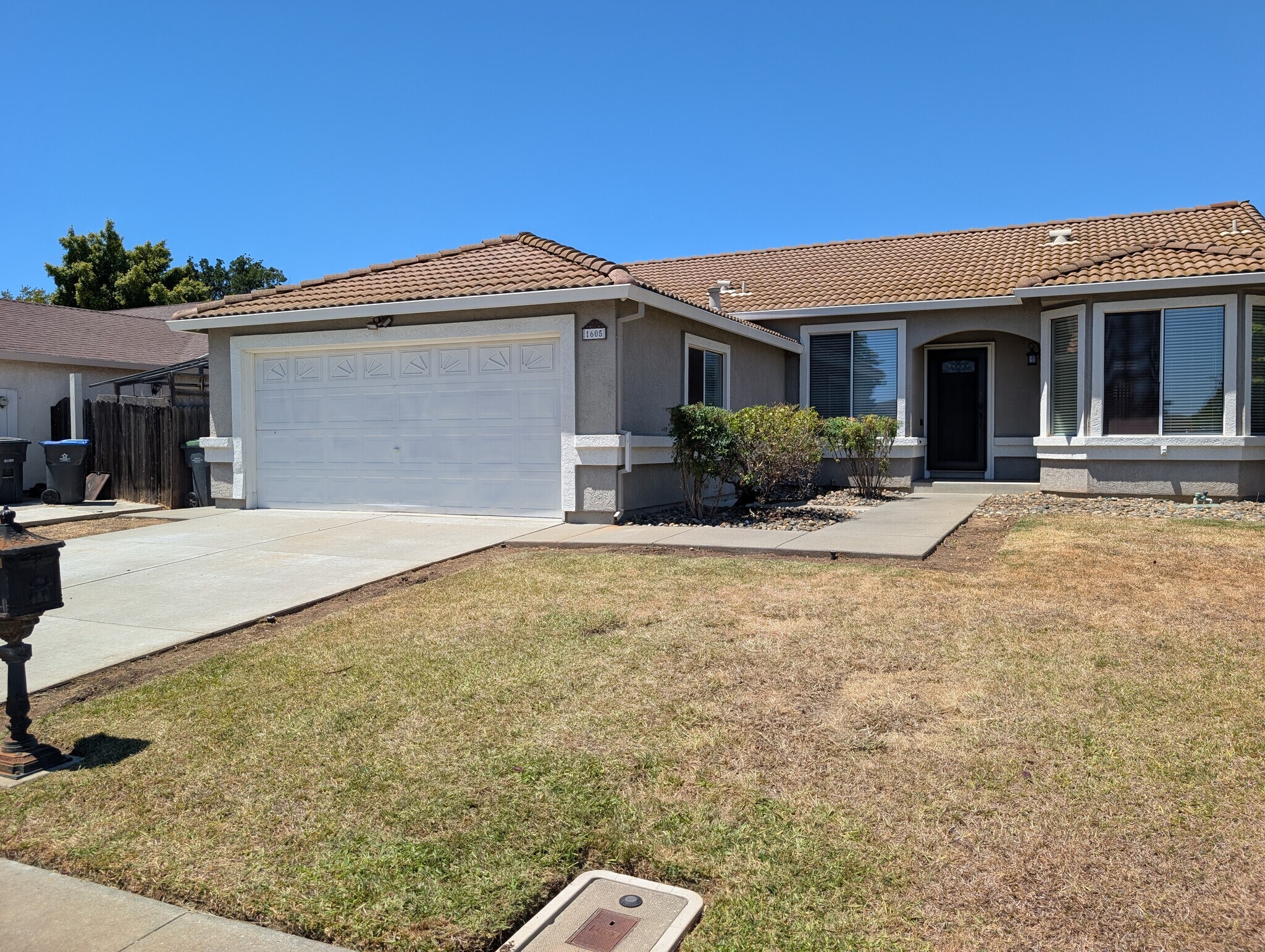 Building Photo - 1605 Paseo Flores Dr