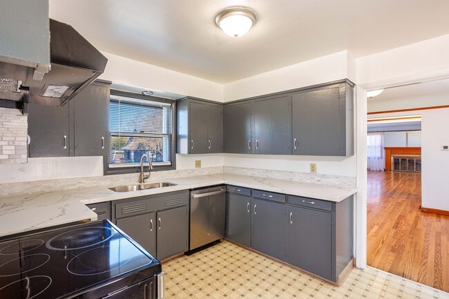 Building Photo - 1910 NE Cramer St