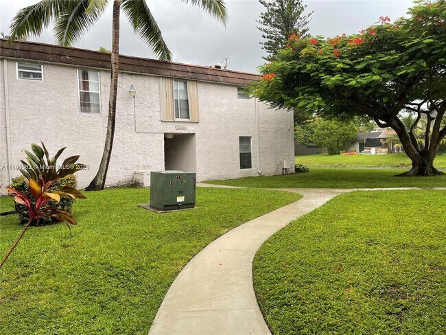 Building Photo - 10389 N Kendall Dr