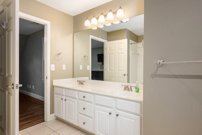 Building Photo - 4878 Long Island Dr NE