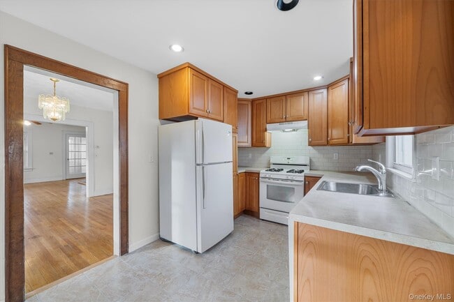 Building Photo - 247 Roberts Ave