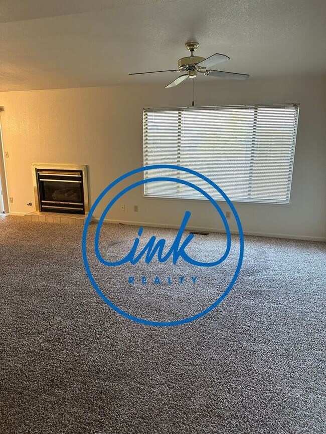 Building Photo - Carson City Townhouse for Rent