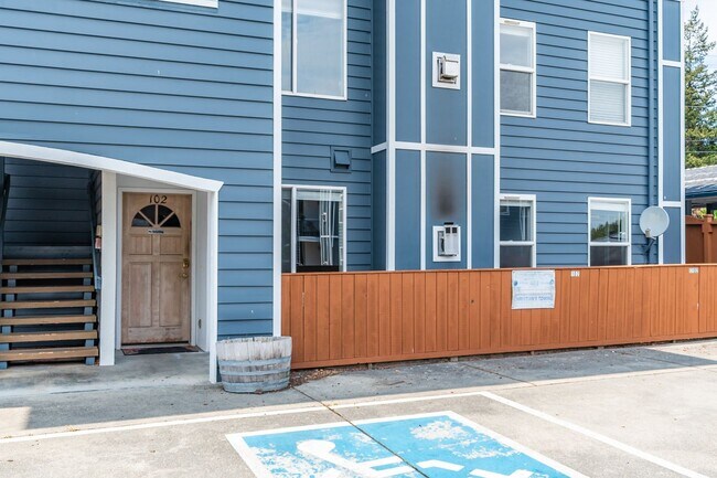 Building Photo - 2 Bed + Den/Office 2 Bath Ground level Condo