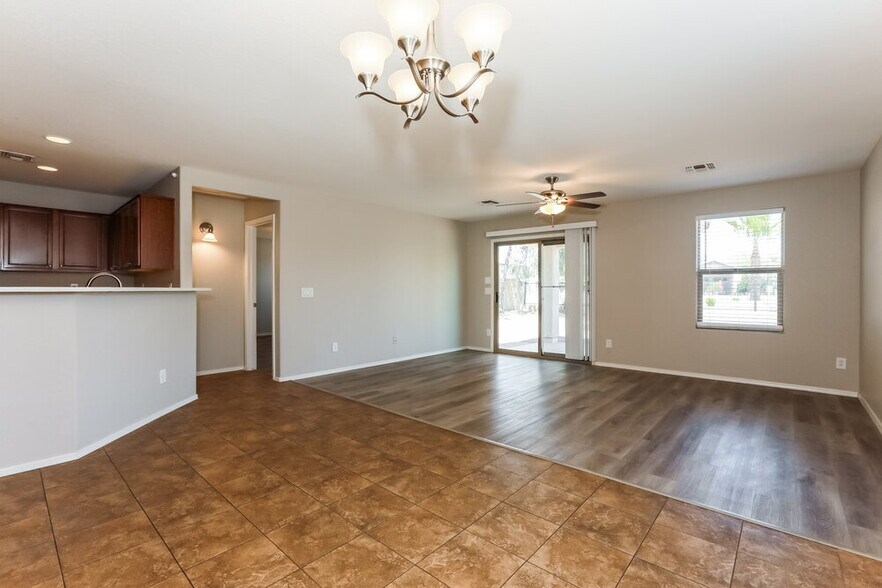 Building Photo - 1126 E Daniella Dr