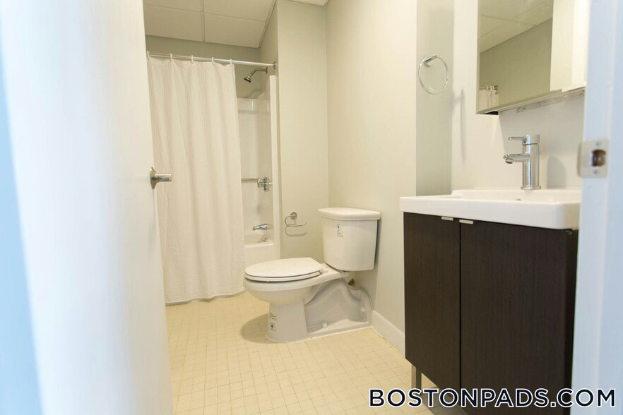 Building Photo - 507 Main St