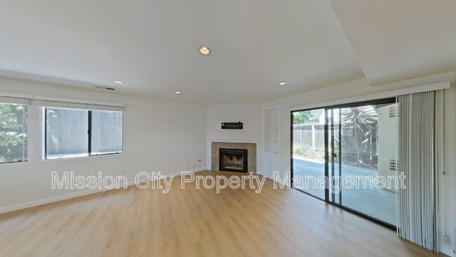 Building Photo - 2102 Cliff Dr