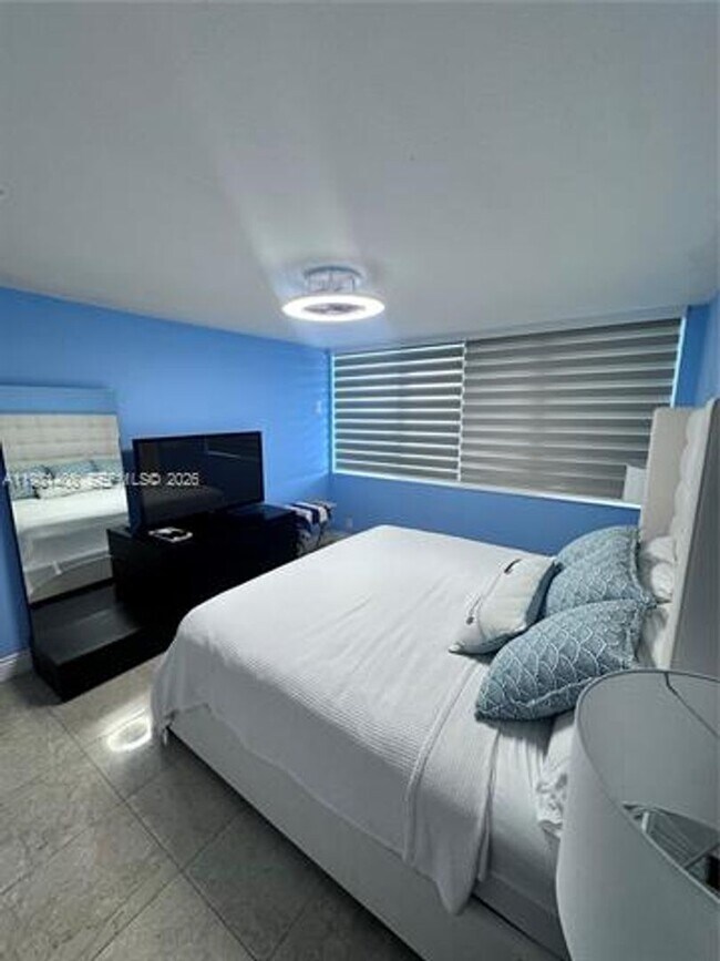 Building Photo - 3140 S Ocean Dr