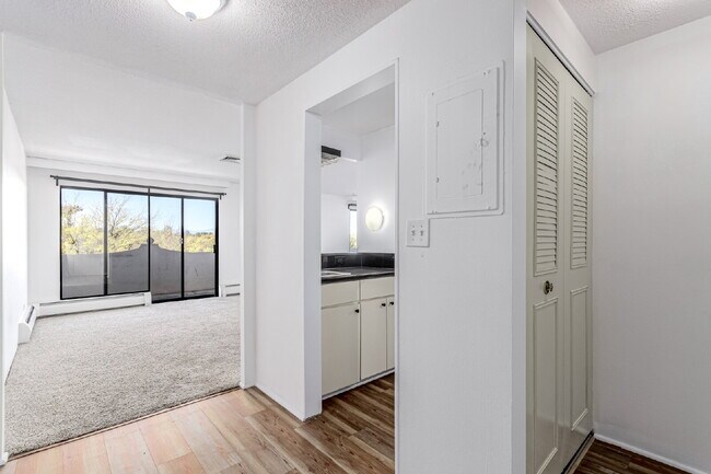 Building Photo - Three Bed / Two bath at the Cherry Creek P...