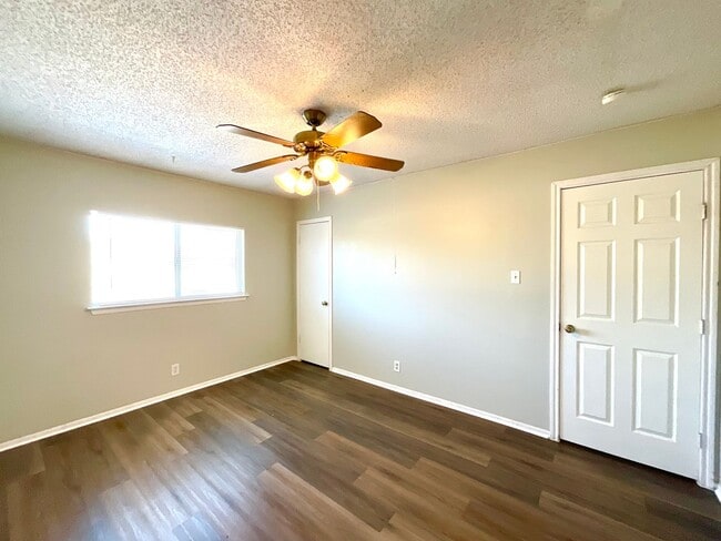 Building Photo - 3BD/2.5BA Dover Ridge Home Near 1604 – No Carpet, Fenced Yard & Covered Patio!