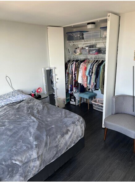 Building Photo - 2650 N Lakeview Ave