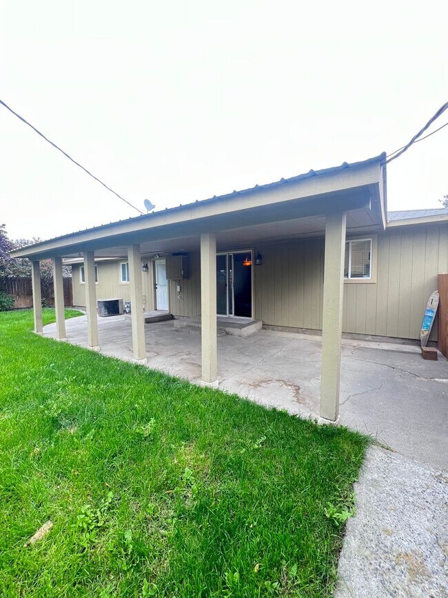 Building Photo - 3 Bedroom home in desirable neighborhood!