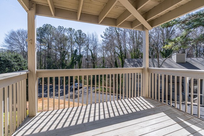 Building Photo - Renovated 2 bedroom Condo in gated Roswell...