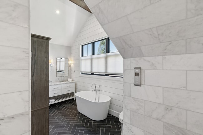 Building Photo - 1810 Quail Ct