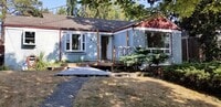 Building Photo - One Block to Lake Washington, Available Aug 1st