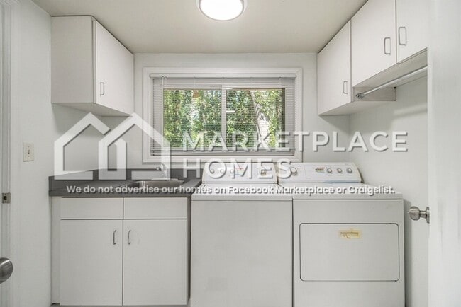 Building Photo - 2542 Melinda Dr NE