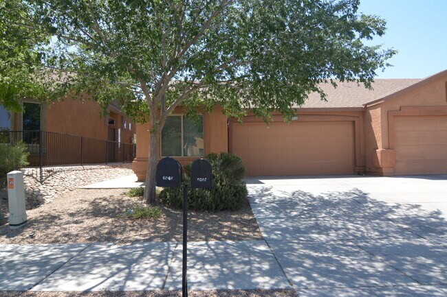 Building Photo - Well Maintained 2 Bedroom 2 Bath Home! Great South Tucson Location!