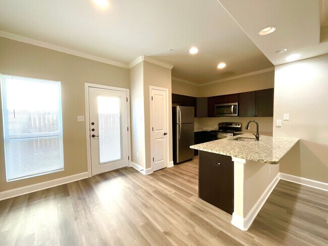 Building Photo - **APPLICATION RECEIVED** Three Bedroom Townhome in Prime Location! Close to New IKEA, I-35, Forum...