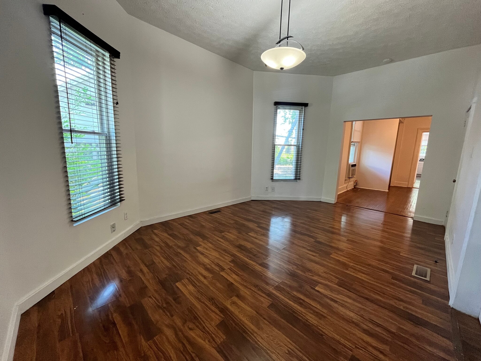 foyer/living room - 112 Clay St