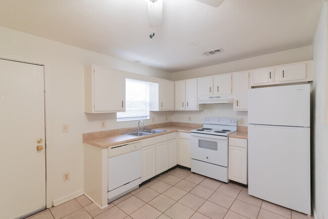 Building Photo - 3753 Maria Cir